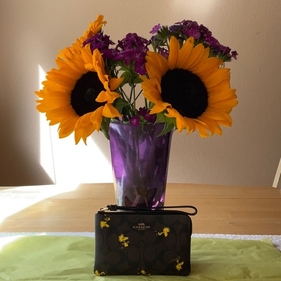 COACH X PEANUTS CORNER ZIP WRISTLET WITH WOODSTOCK PRINT - Picture 2 of 15